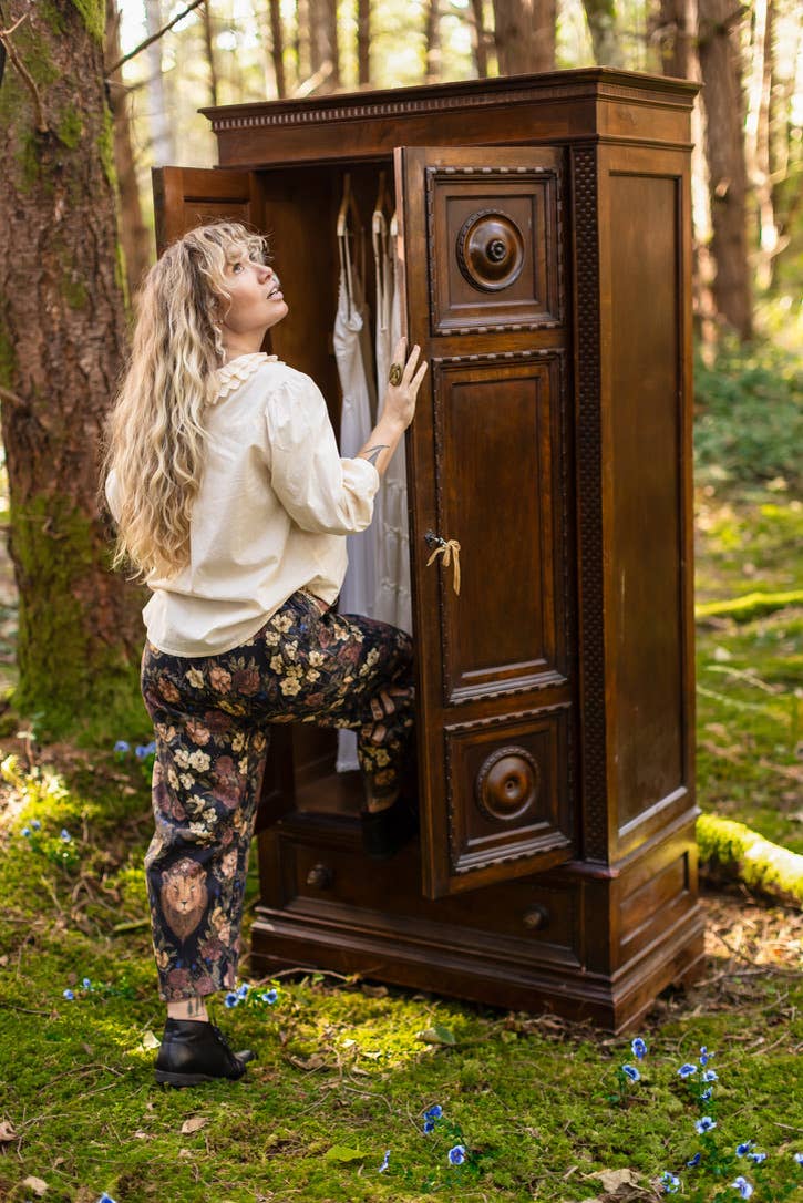Lionheart Linen Crop Artist Pant w/ florals & Narnia print