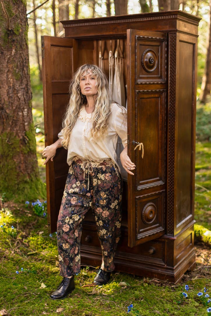 Lionheart Linen Crop Artist Pant w/ florals & Narnia print