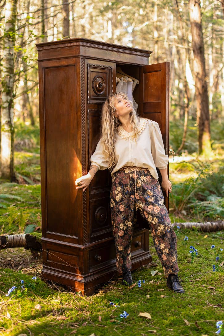 Lionheart Linen Crop Artist Pant w/ florals & Narnia print