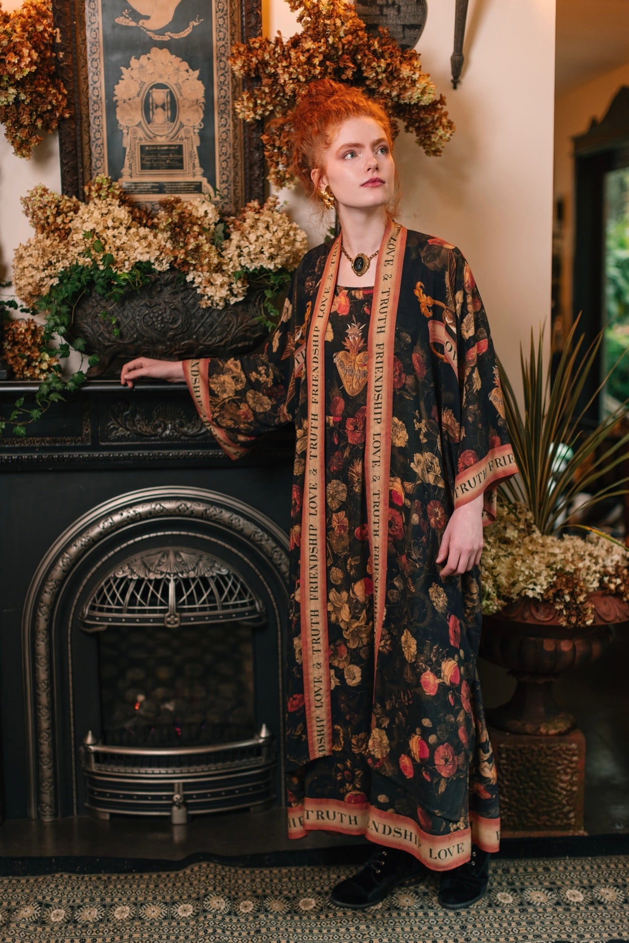 Redhead woman in floral kimono with 'LOVE & TRUTH FRIENDSHIP' text, showcasing Market of Stars Heart of Gold Bohéme Slip Dress.